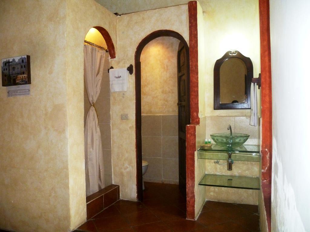 Hotel Y Galeria Uxlabil Antigua Værelse billede